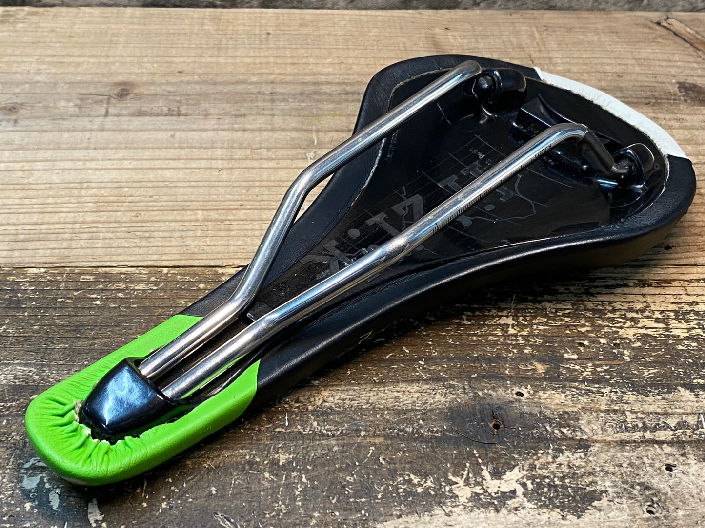 IO986 フィジーク FIZIK ツンドラ TUNDRA2 サドル KIUMレール 黒 緑 実測125mm