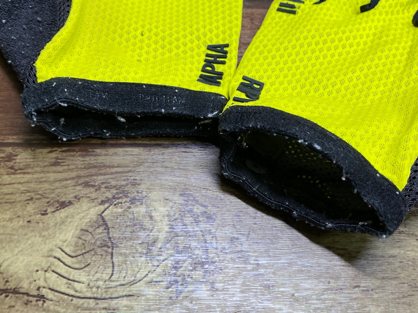 IO702 ラファ Rapha 指切り グローブ 黒 黄 ※サイズ不明、毛玉