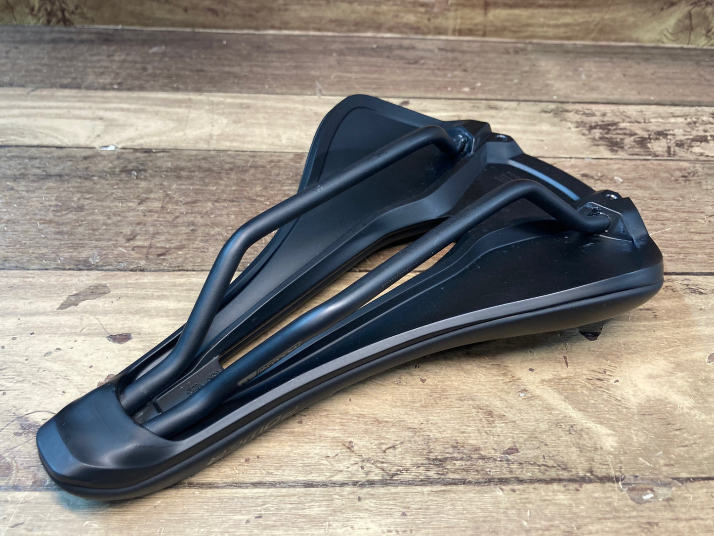 II918 スペシャライズド SPECIALIZED POWER EXPERT MIRROR サドル 黒 HOLLOW Ti レール 143mm