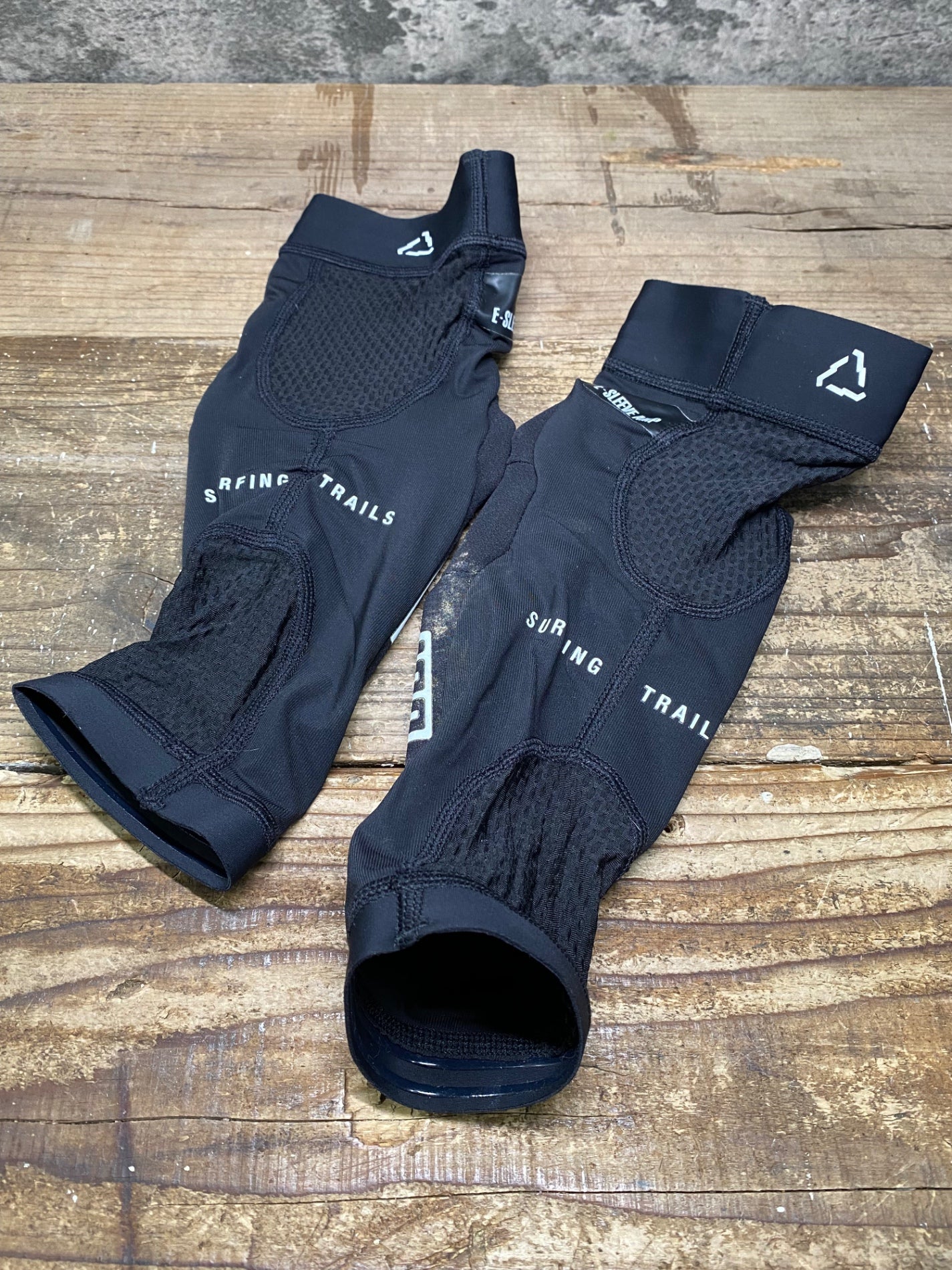 IW499 アイオン ION E-SLEEVE AMP エルボーガード 黒 M ※汚れ