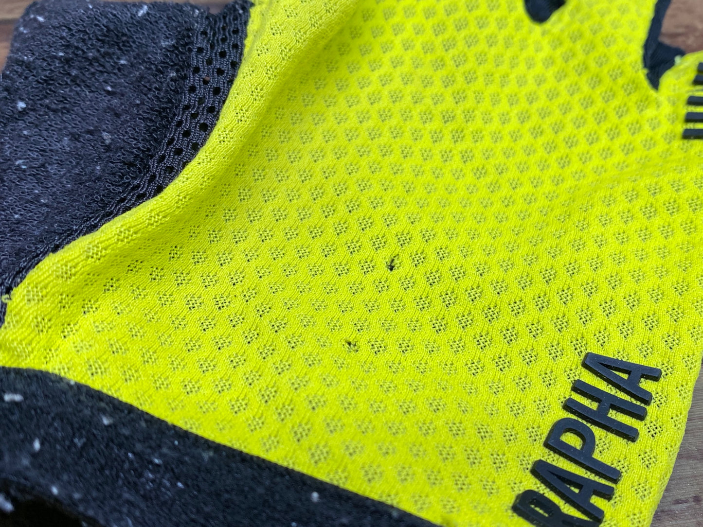 IO702 ラファ Rapha 指切り グローブ 黒 黄 ※サイズ不明、毛玉