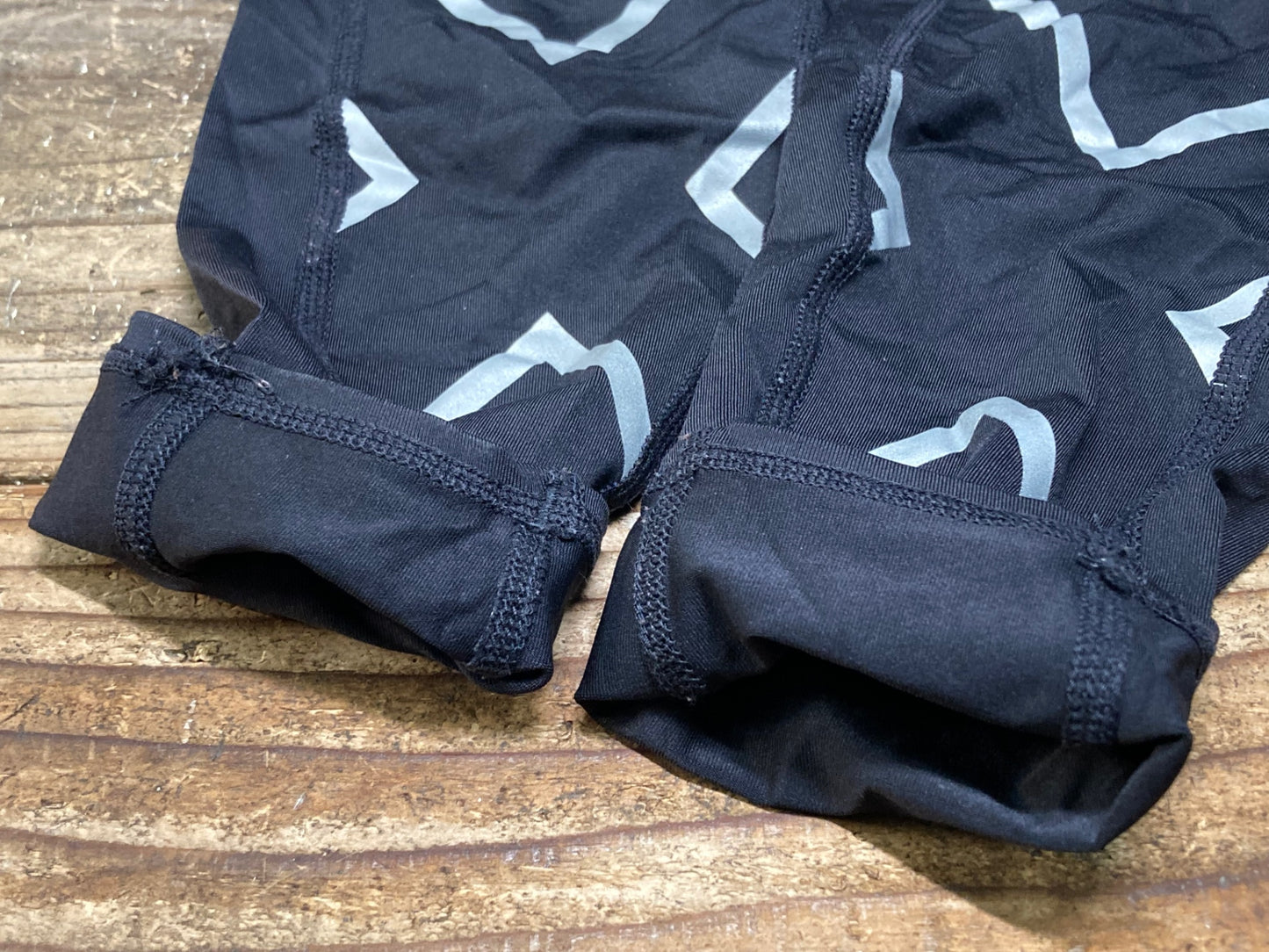 IP425 ツータイムズユー 2XU ニーカバー 黒 M ※タグ取れかけ