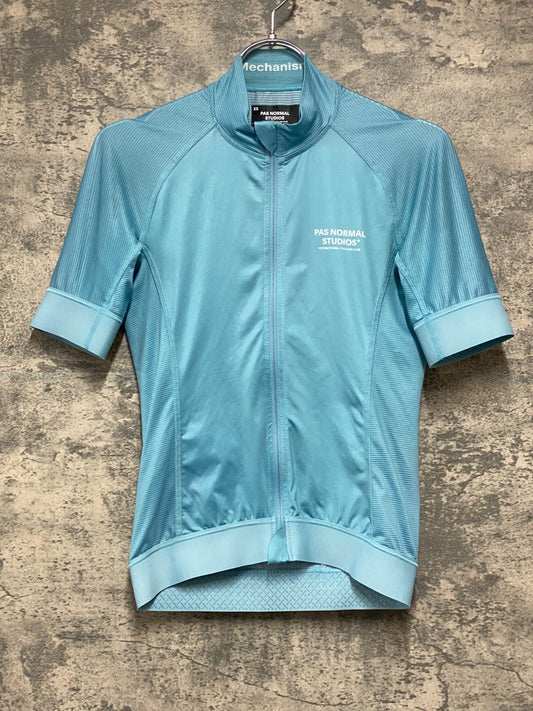 JC418 パスノーマルスタジオ Pas Normal Studios | Men's Mechanism Jersey 半袖 サイクルジャージ スカイブルー XS
