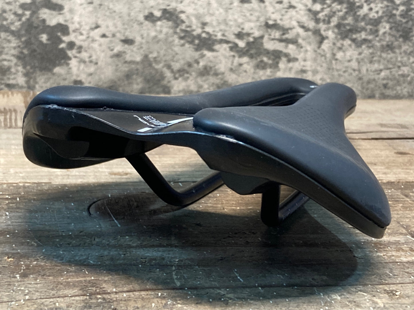 IO886 セライタリア selle ITALIA BOOST NOVUS EVO SUPERFLOW 145mm MANGANESEレール