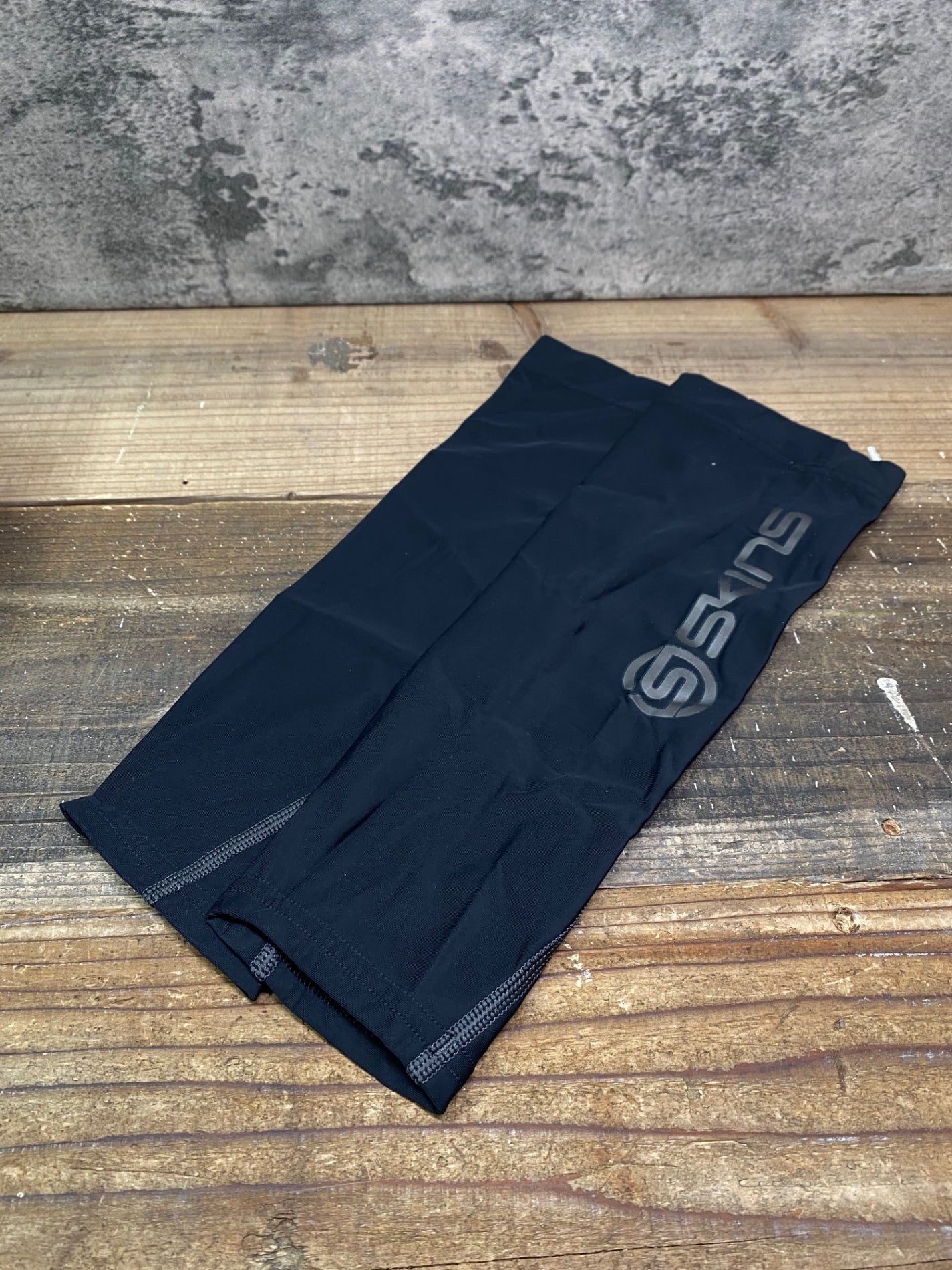 IP428 スキンズ SKINS カーフカバー 黒 XL