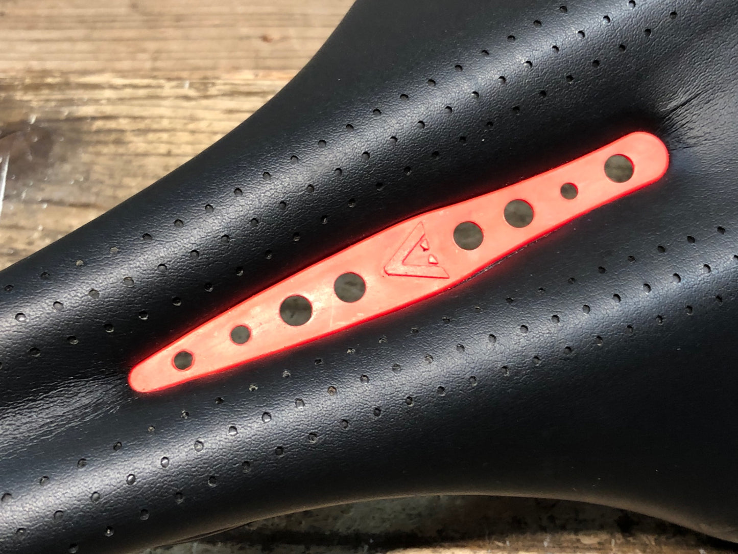 JA426 アスチュート ASTVTE STAR サドル 黒 赤 TITANVレール