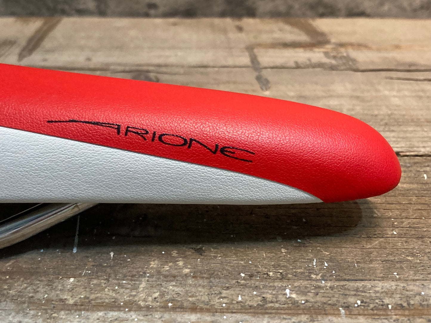 IO859 フィジーク fizik アリオネ ARIONE R5 サドル 白赤 125mm kiumレール