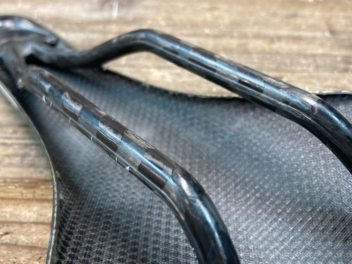 IQ578 セライタリア selle ITALIA C64 フルカーボン サドル 白