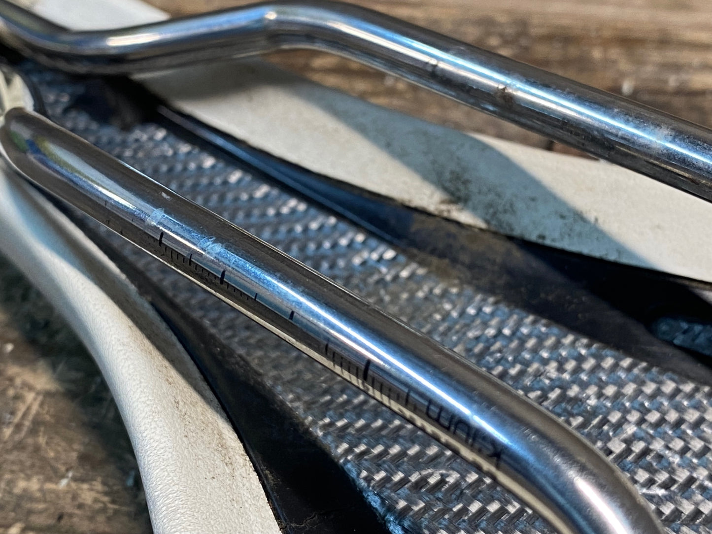 IT556 フィジーク fizik アリオネ ARIONE R3 白緑 kiumレール 破れ 125mm