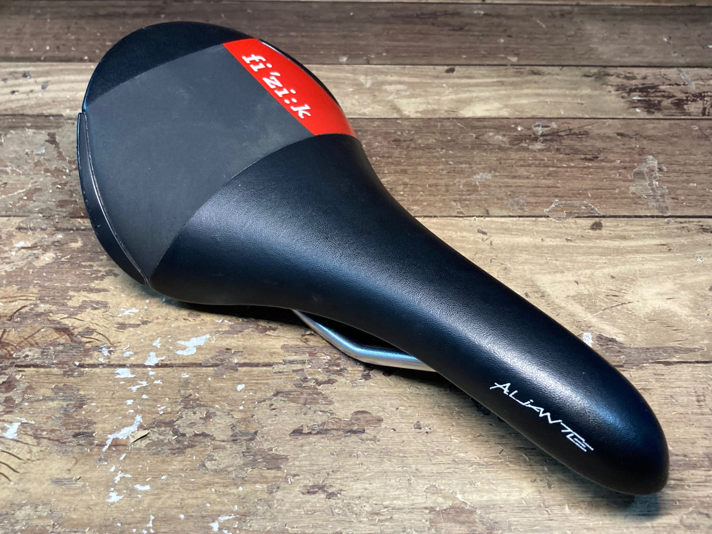 IK754 フィジーク fizik アリアンテ ALIANTE R3 サドル 黒 赤 kium