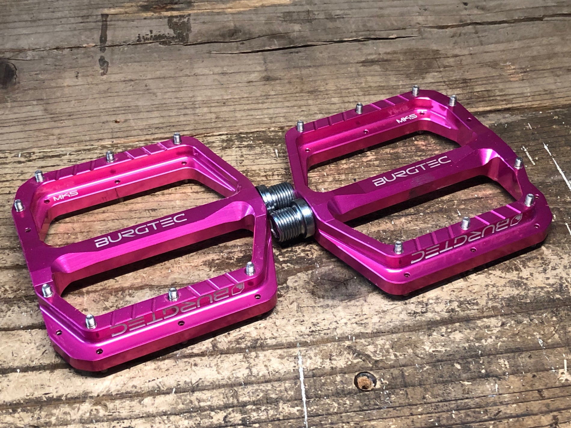 IZ984 バーグテック BURGTEC PENTHOUSE FLAT MK5 PEDALS ピンク