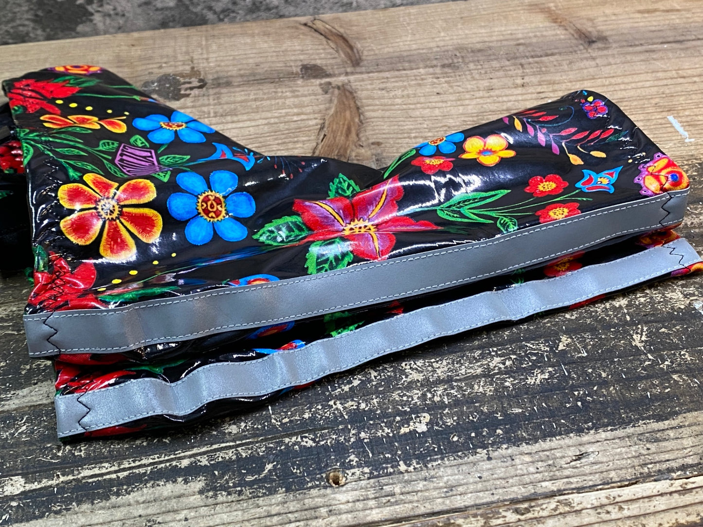 JC854 サイコロジー CYCOLOGI シューズカバー 黒 花柄 M エナメル 裏起毛