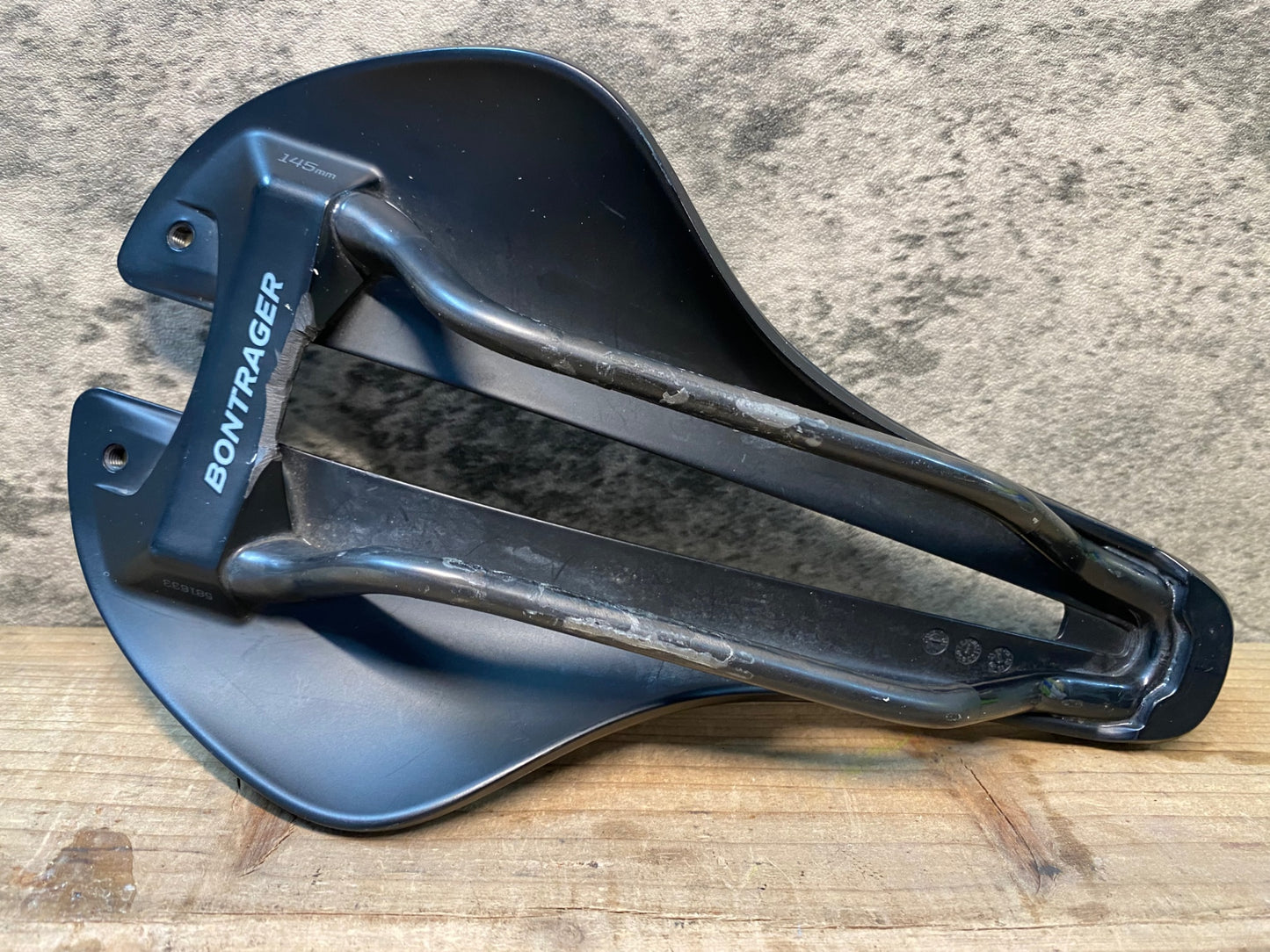 IT831 ボントレガー BONTRAGER AEOLUS PRO サドル 黒 145mm CARBONレール ※加工品、クリア剥がれ大のためジャンク