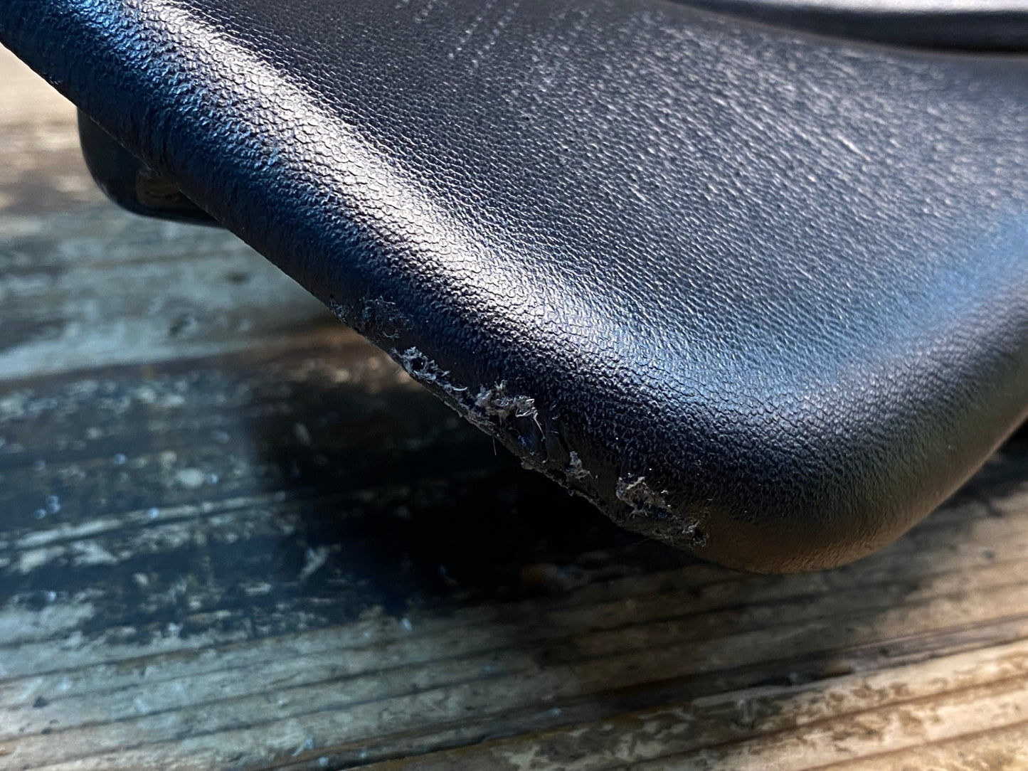 IY274 TNi ライトフライ LiteFly サドル 黒 カーボンレール