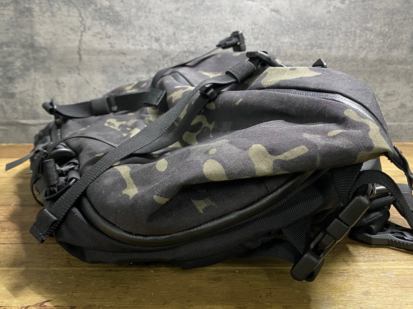 IY040 コードオブベル CODEOFBELL CROSSPACK-L ボディーバック メッセンジャーバック 迷彩