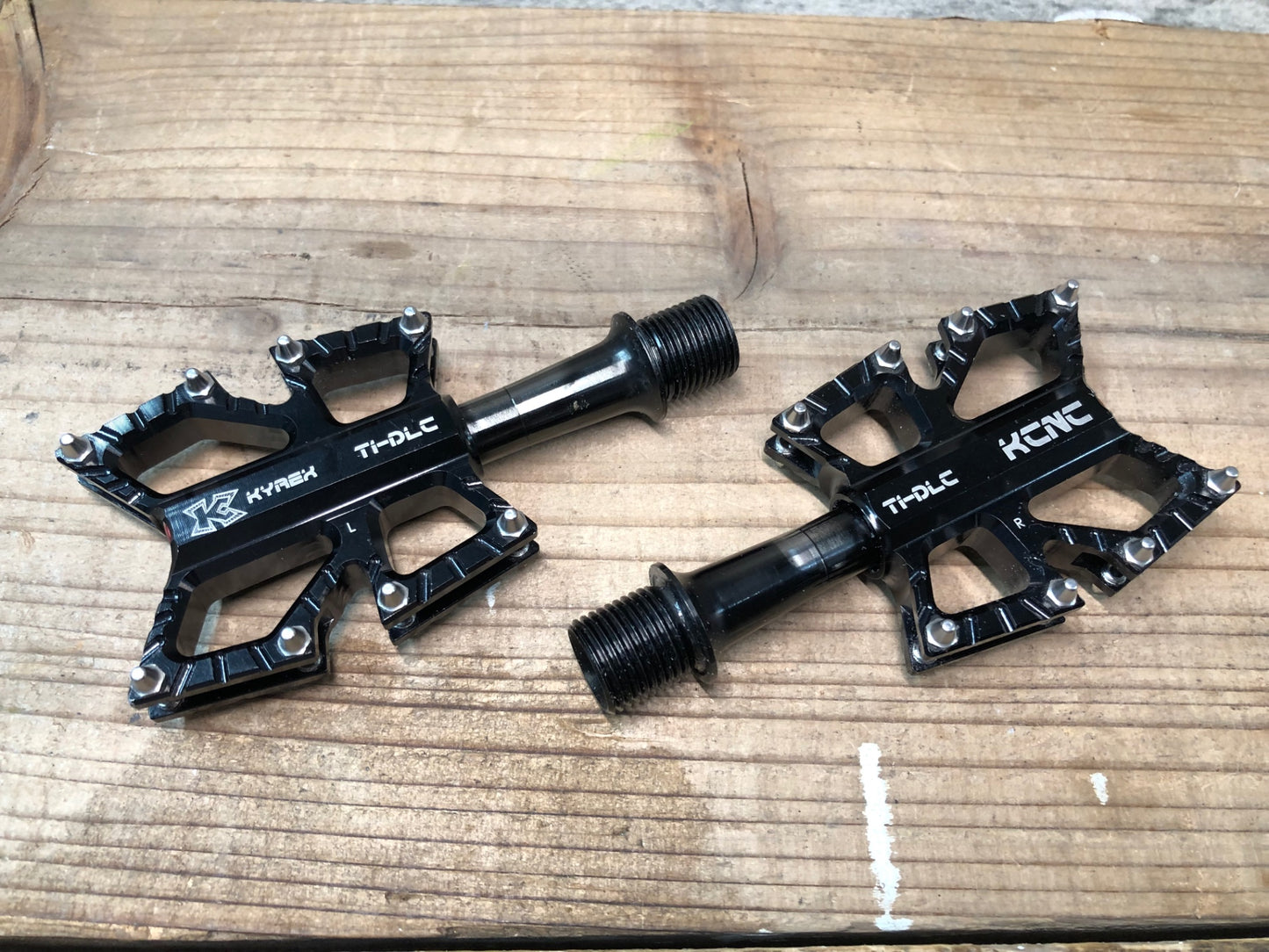IS081 KCNC KYREX フラットペダル 黒 TI/DLC