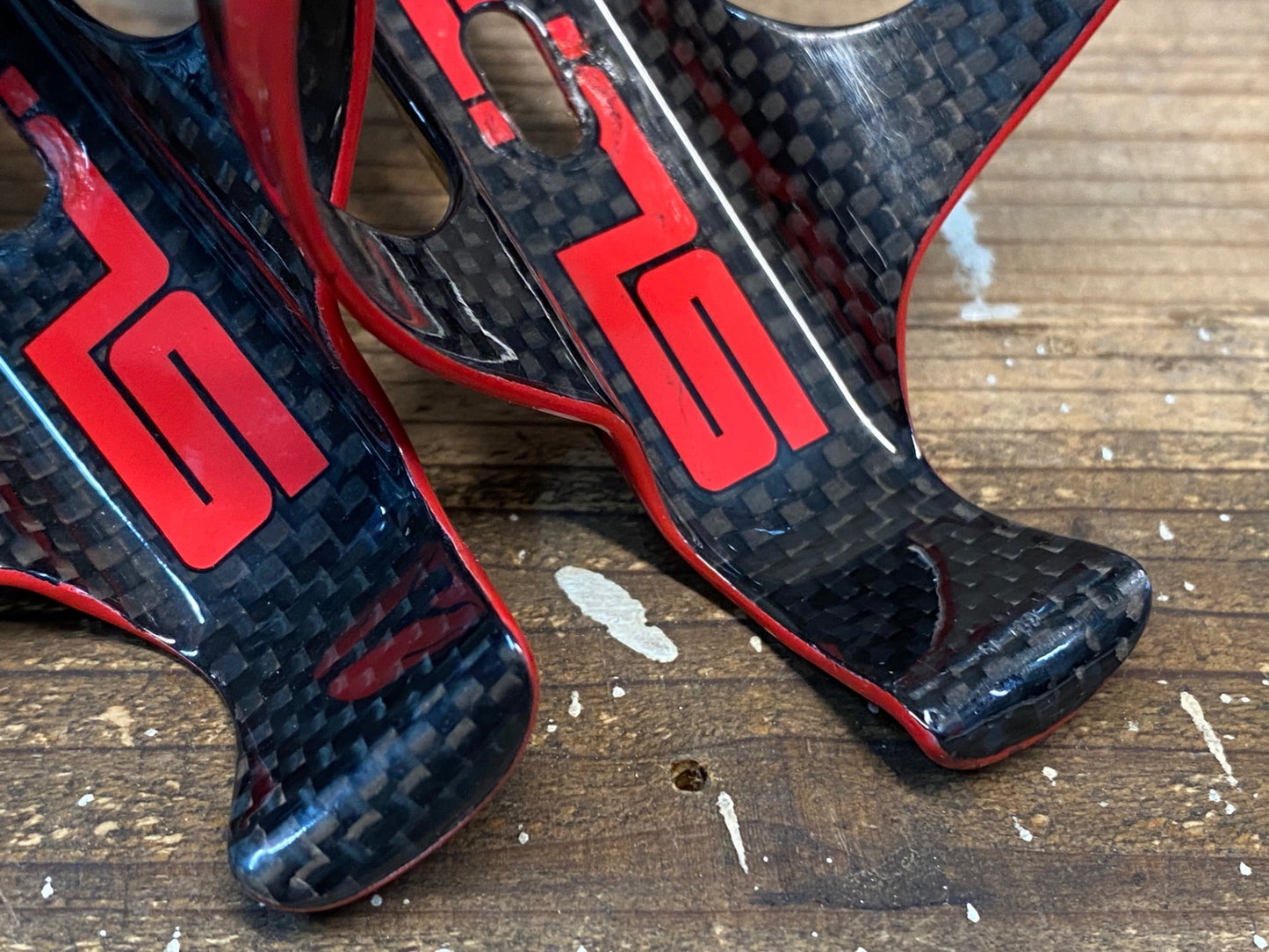 IT152 スパカズ SUPACAZ FLY CAGE カーボン ボトルケージ 2個セット 赤