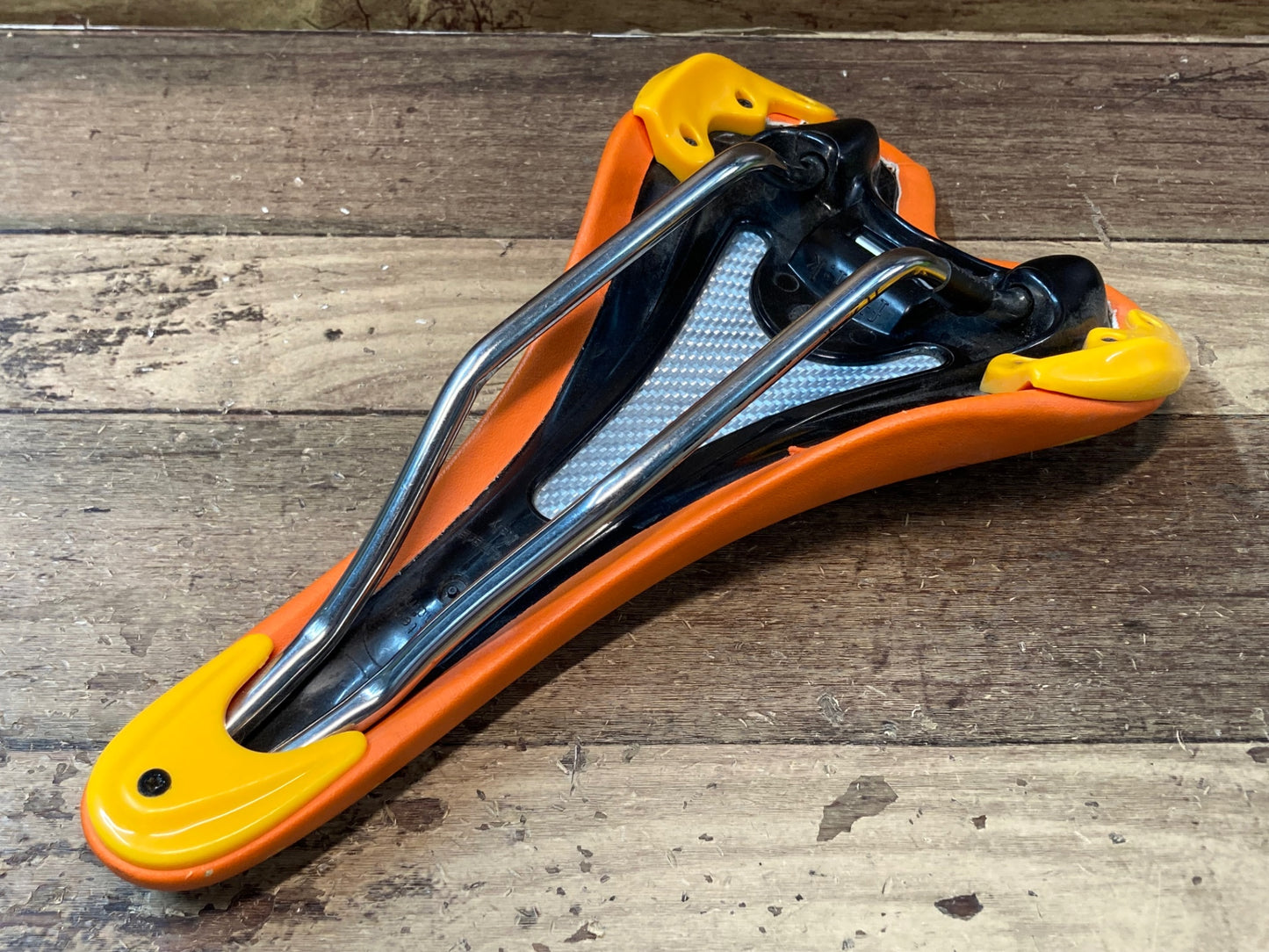 IL834 フィジーク fizik ALIANTE δ R3 サドル オレンジ TEST kium レール