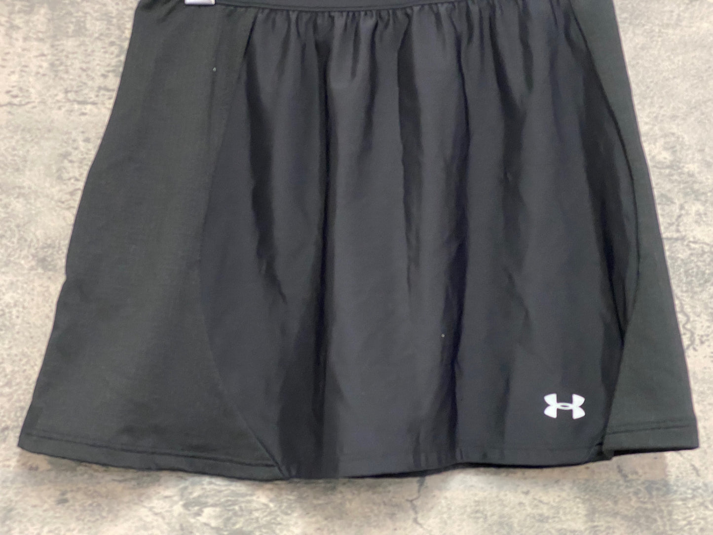 IW599 アンダーアーマー UNDER ARMOUR スカート 黒 SM