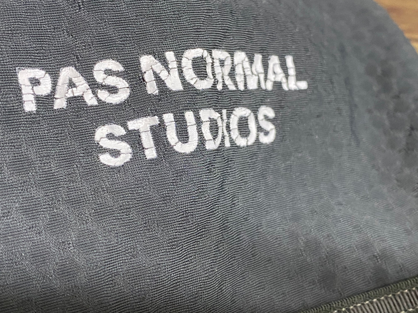 JA893 パスノーマルスタジオ PAS NORMAL STUDIOS ビブショーツ モスグリーン L ※ほつれあり