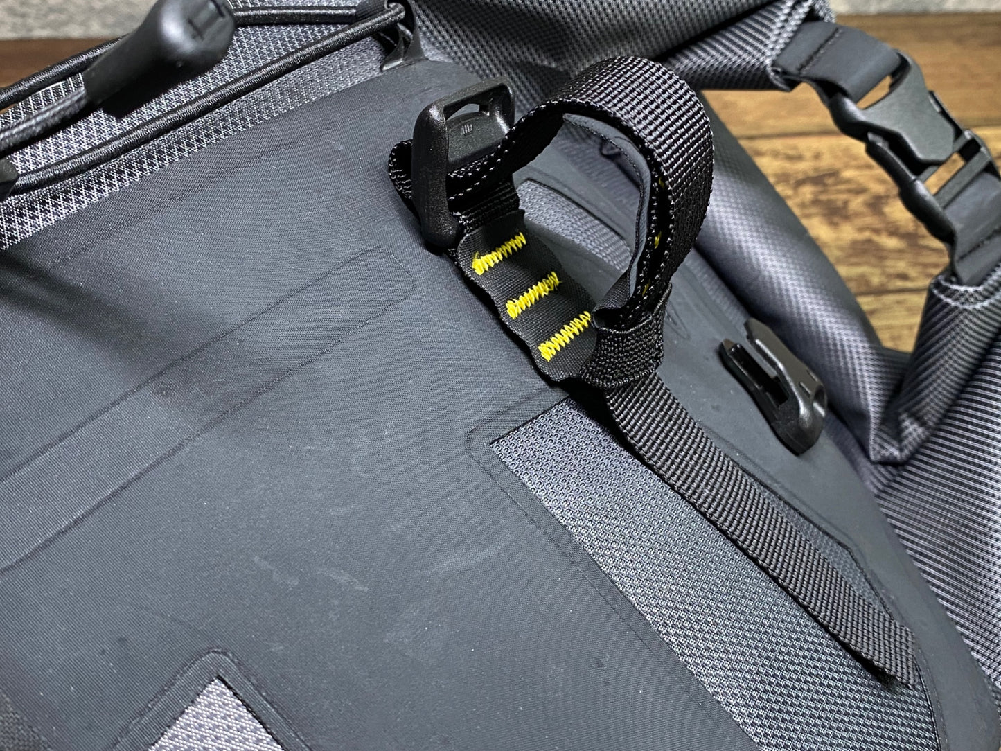 IX828 アピデュラ APIDURA エクスペディション・ハンドルバーパック 9L