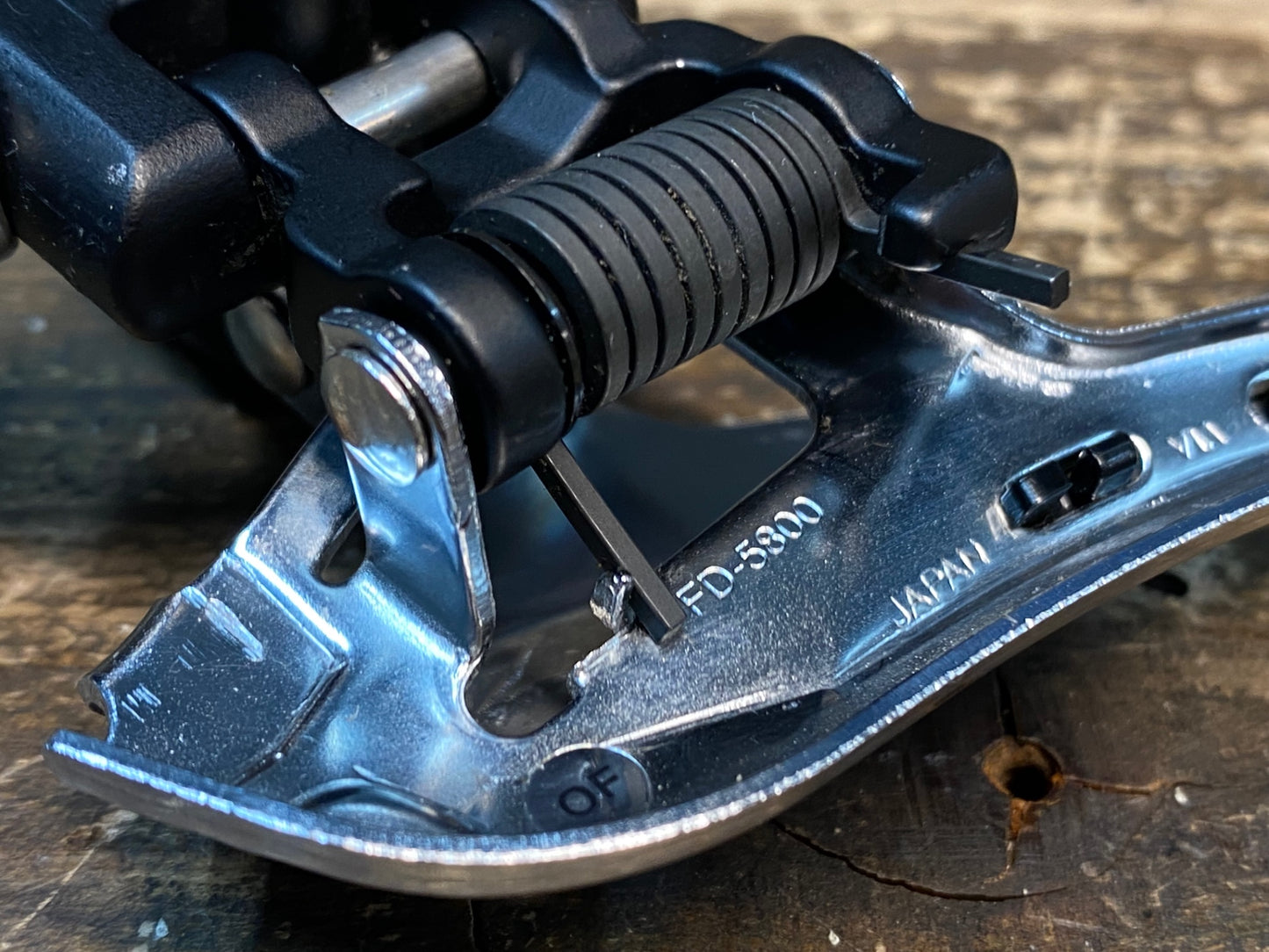 IZ547 シマノ SHIMANO 105 FD-5800 フロントディレイラー 直付 ※ワイヤー固定ボルト欠品