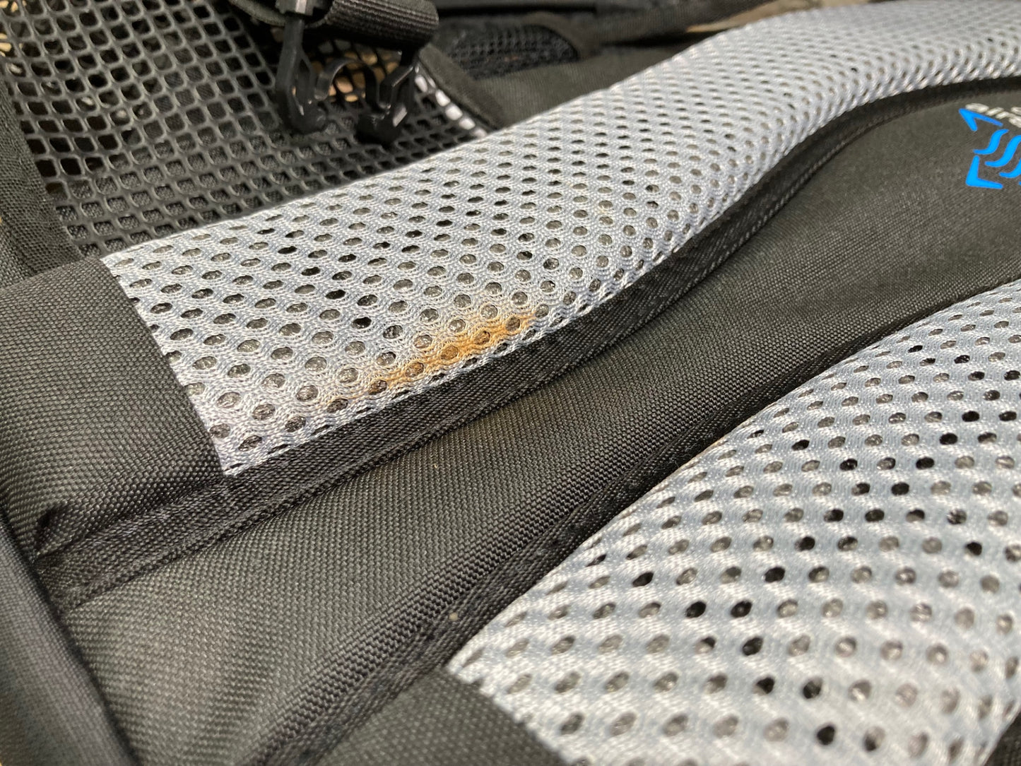 IU709 ドイター deuter レースX RACE X バックパック リュック 12L 黒 ほこり汚れ