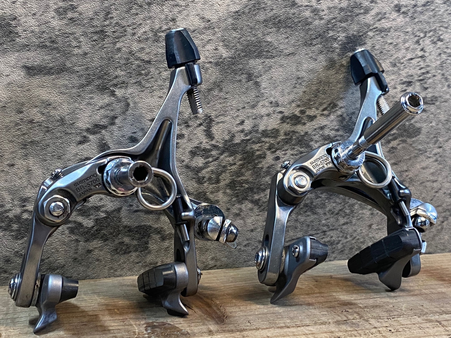 IU043 シマノ 105 BR-5700 キャリパーブレーキ シルバー 前後セット