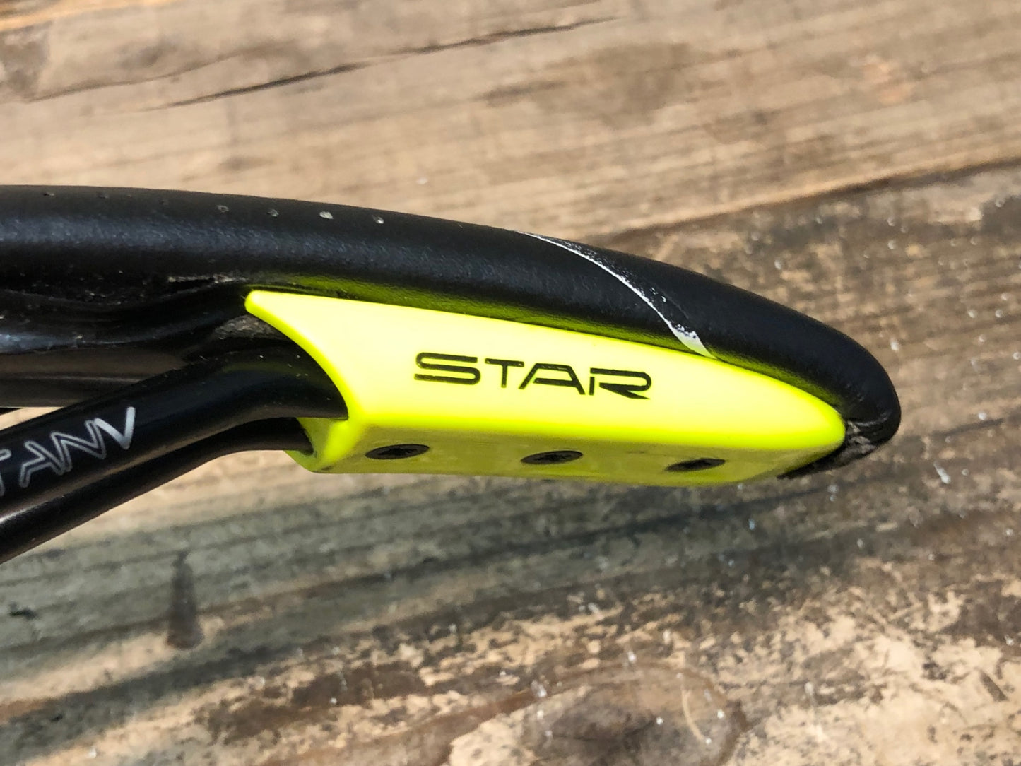 JA427 アスチュート ASTVTE STAR サドル 黒 黄 TITANVレール