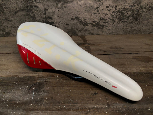 IN473 フィジーク fizik アリオネ ARIONE VS サドル 白赤 カーボンレール