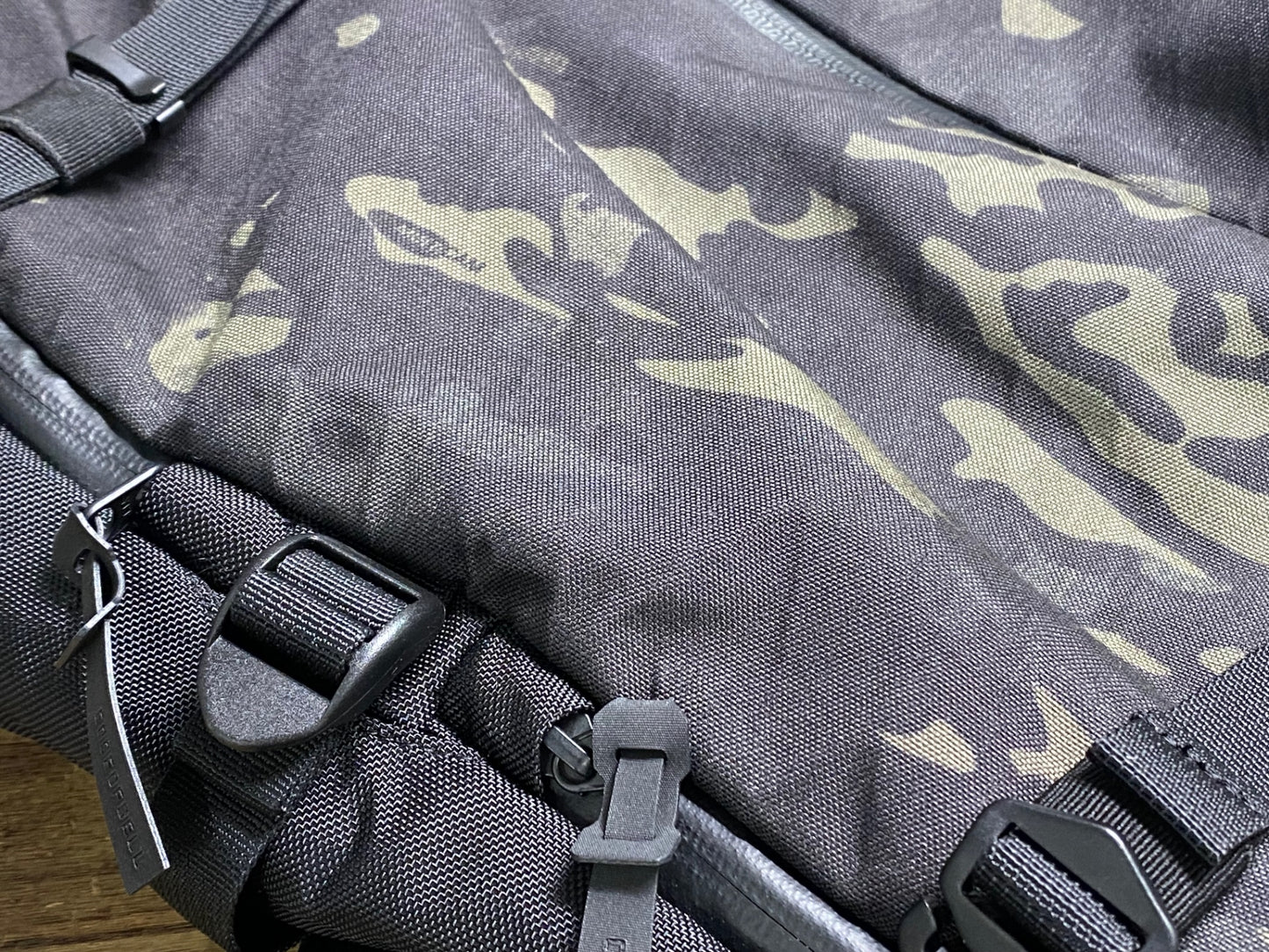 IY040 コードオブベル CODEOFBELL CROSSPACK-L ボディーバック メッセンジャーバック 迷彩