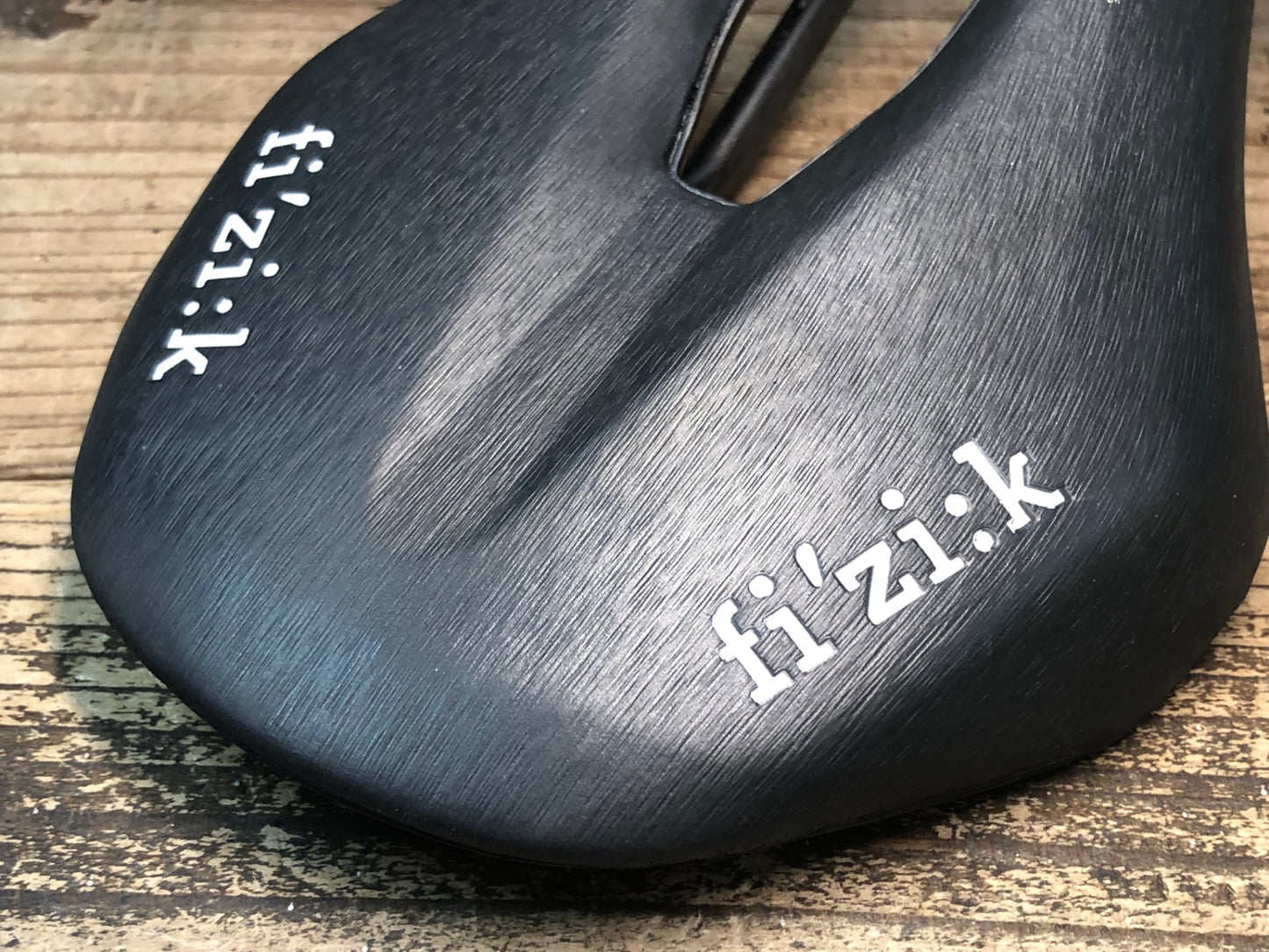 JB741 フィジーク fizik ヴェント Vento ARGO 00 Mobius カーボンレール サドル 黒 140mm