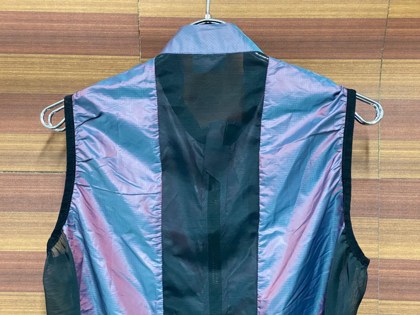 IU213 ユニバーサルカラーズ Universal Colours サイクルベスト ジレ Iridencent Green/Red M