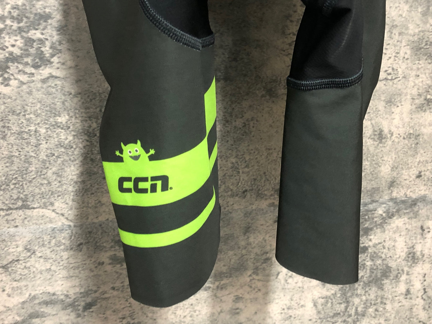 IW574 CCN デヴェル DEVEL ビブタイツ 黒黄緑 L