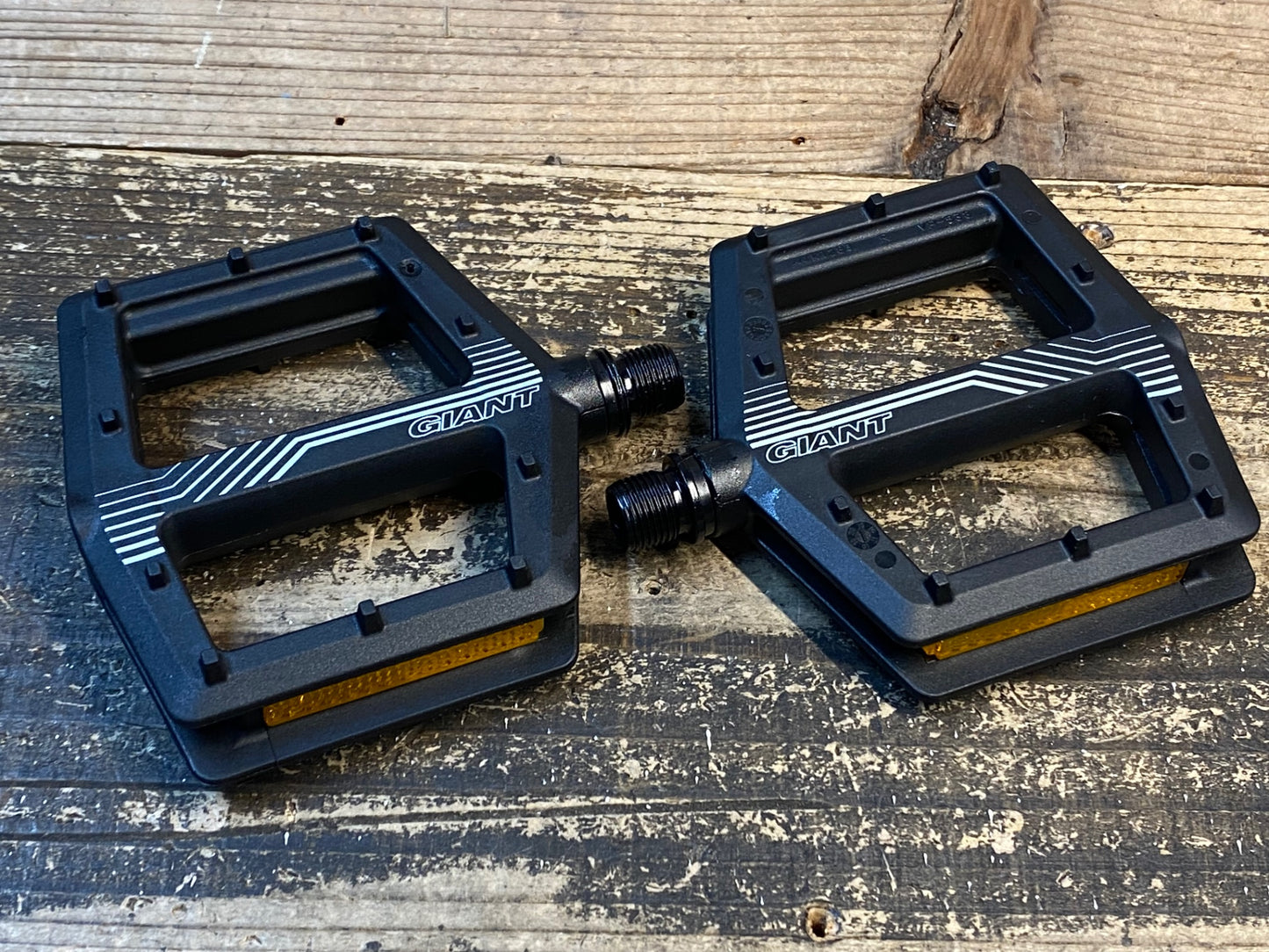 IV845 ジャイアント GIANT SHREDDER FLAT PEDAL フラットペダル 黒