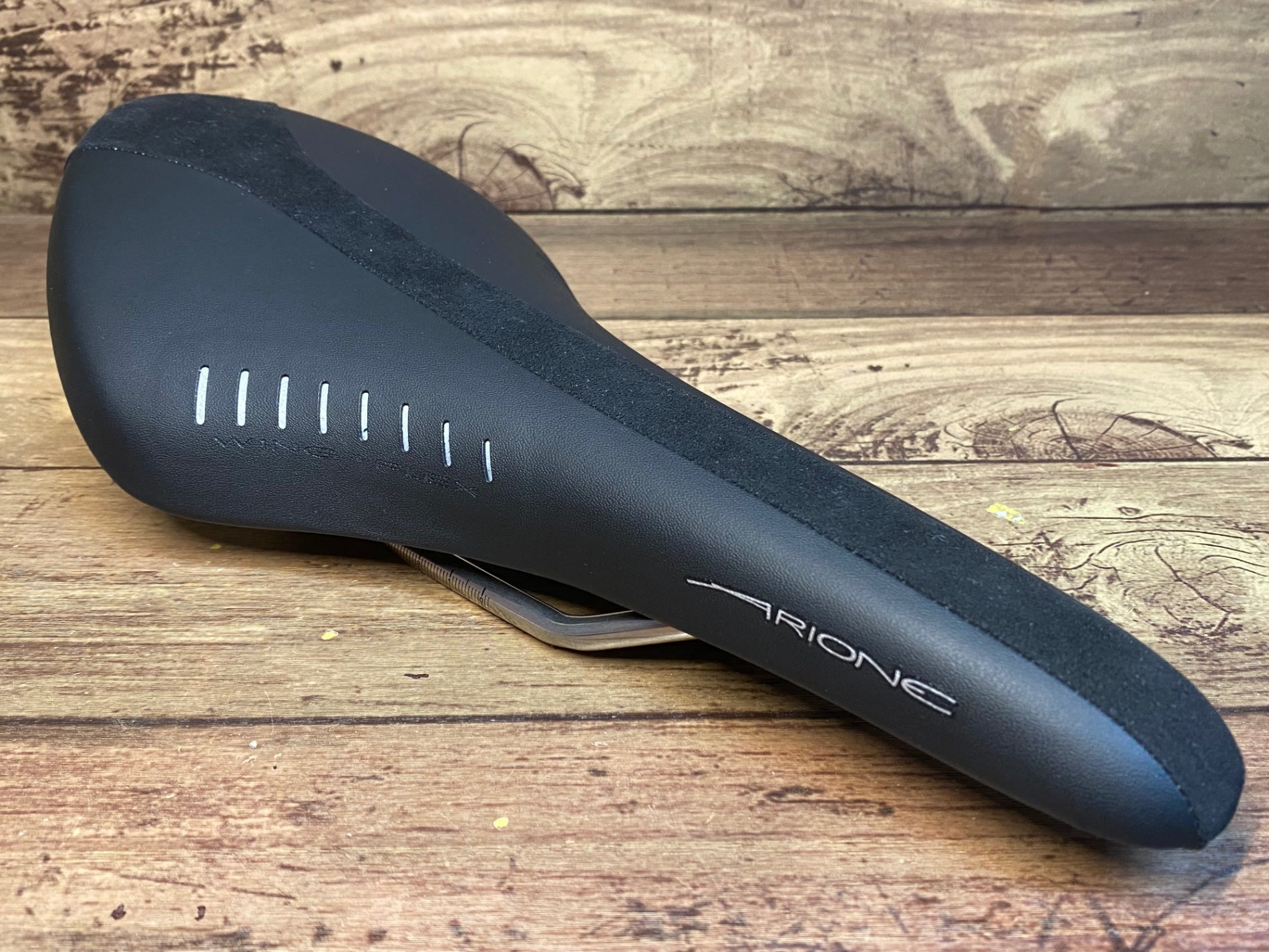 HV267 フィジーク fizik アリオネ ARIONE WING FLEX サドル kiumレール 黒 135mm