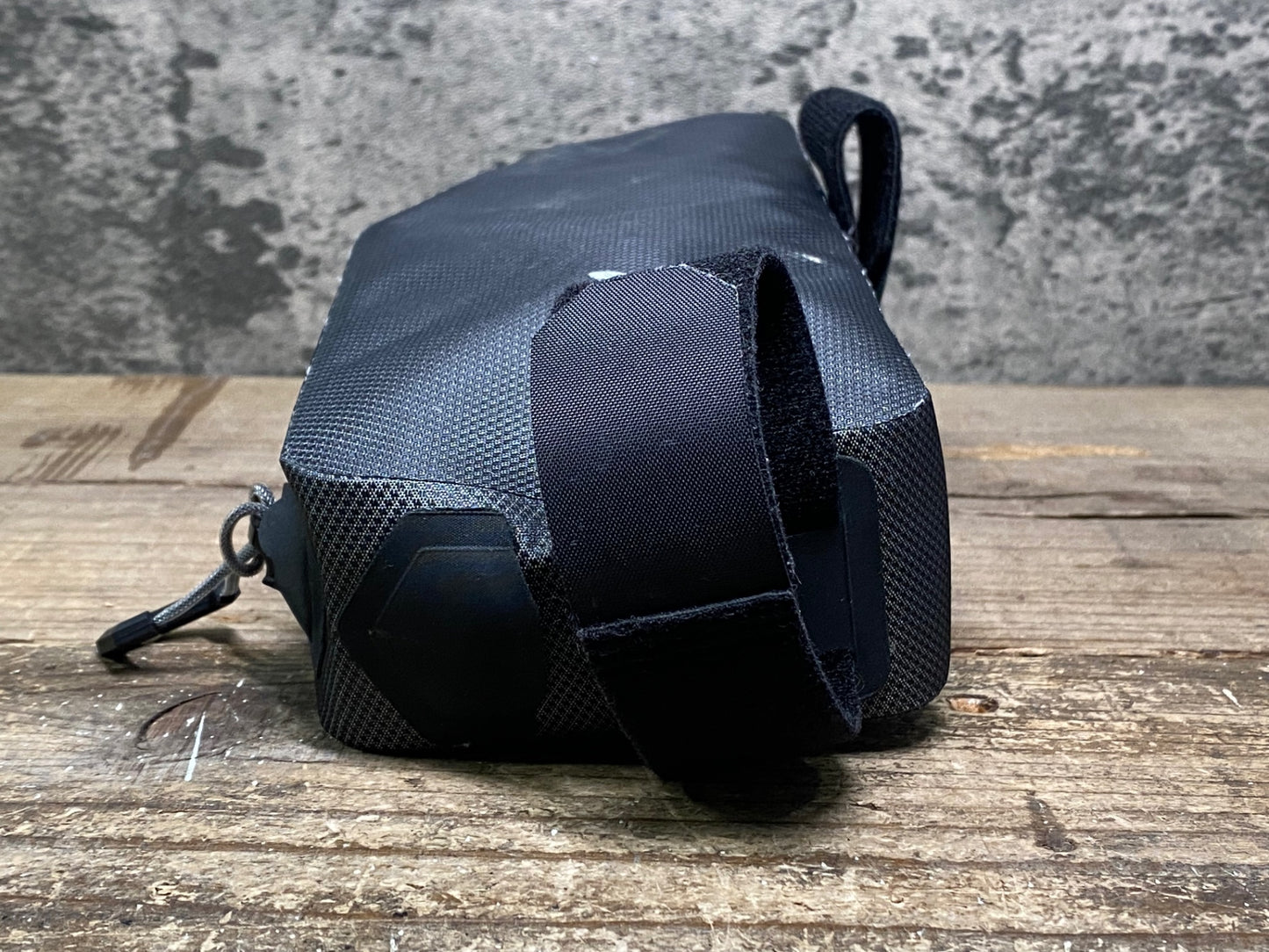 IR881 アピデュラ APIDURA EXPEDITION TOP TUBE PACK トップチューブバッグ 1L グレー