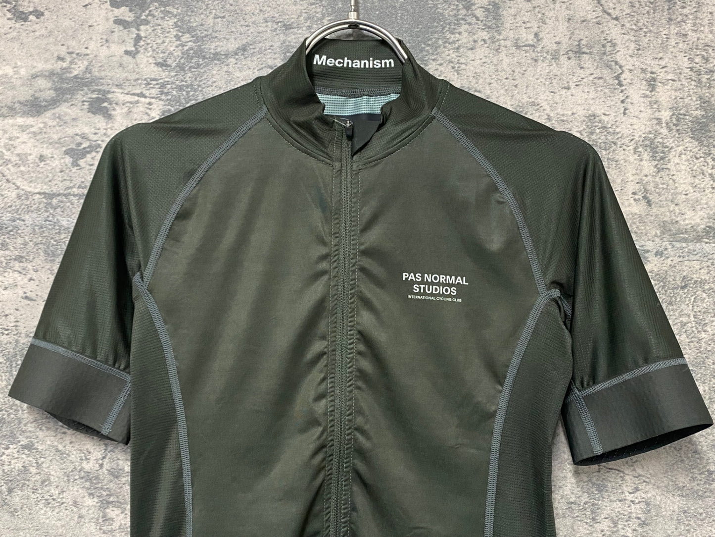 JC405 パスノーマルスタジオ Pas Normal Studios | Men's Mechanism Jersey 半袖 サイクルジャージ ダークオリーブ S