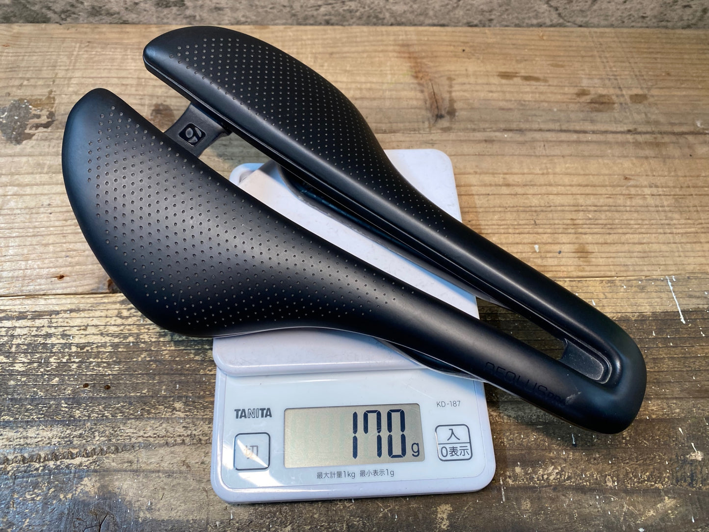 IT831 ボントレガー BONTRAGER AEOLUS PRO サドル 黒 145mm CARBONレール ※加工品、クリア剥がれ大のためジャンク