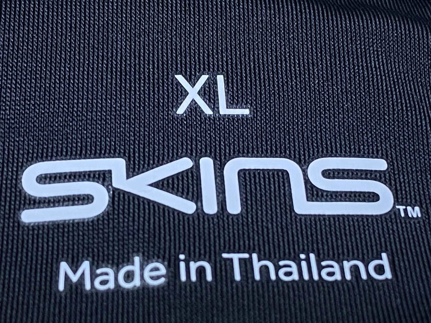 IP428 スキンズ SKINS カーフカバー 黒 XL