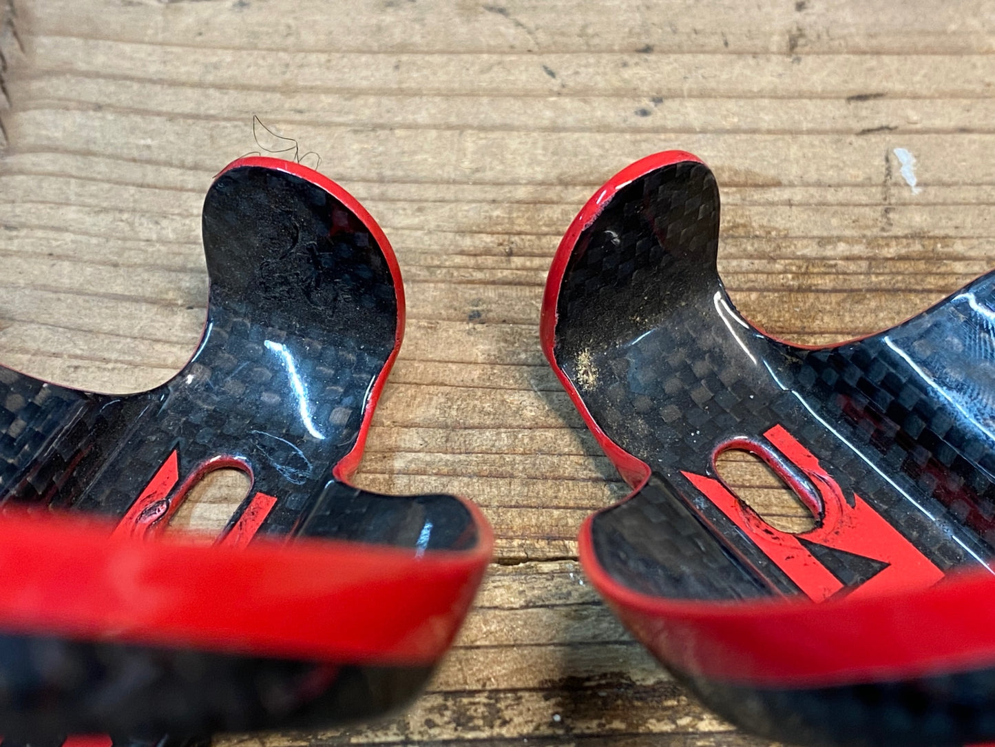 IT152 スパカズ SUPACAZ FLY CAGE カーボン ボトルケージ 2個セット 赤