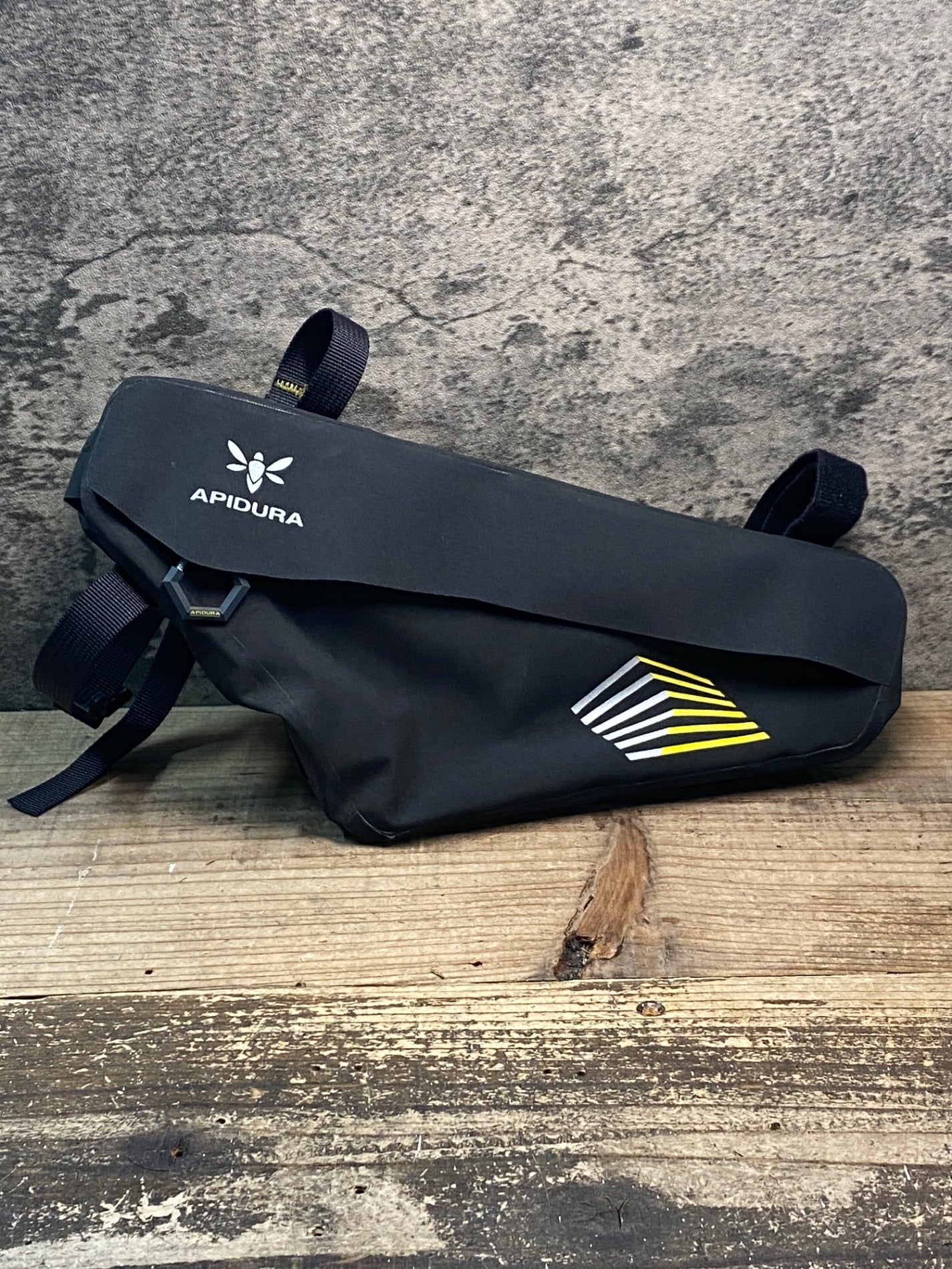 IY828 アピデュラ APIDURA レーシングフレームパック 黒 2.5L