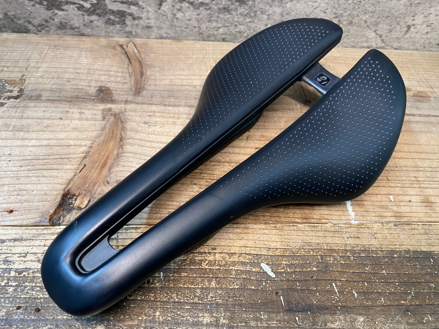 IT831 ボントレガー BONTRAGER AEOLUS PRO サドル 黒 145mm CARBONレール ※加工品、クリア剥がれ大のためジャンク