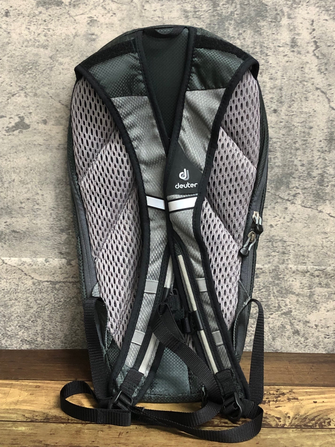 IY223 ドイター deuter road one リュック バックパック グレー 黒