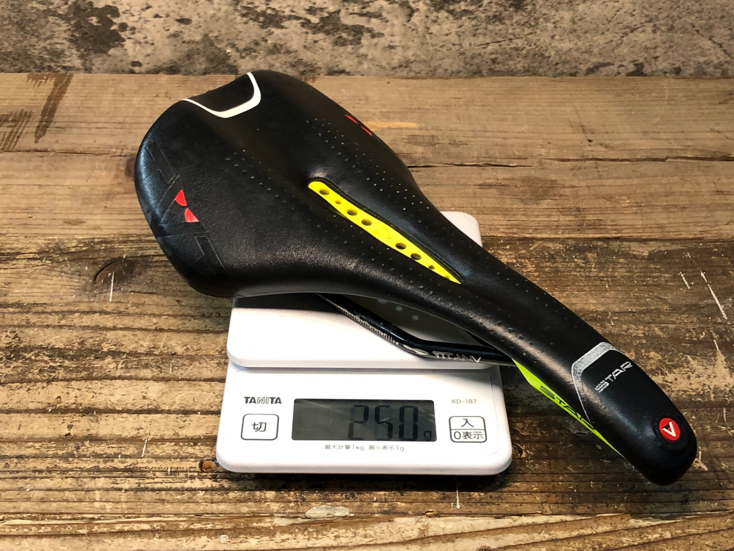 JA427 アスチュート ASTVTE STAR サドル 黒 黄 TITANVレール