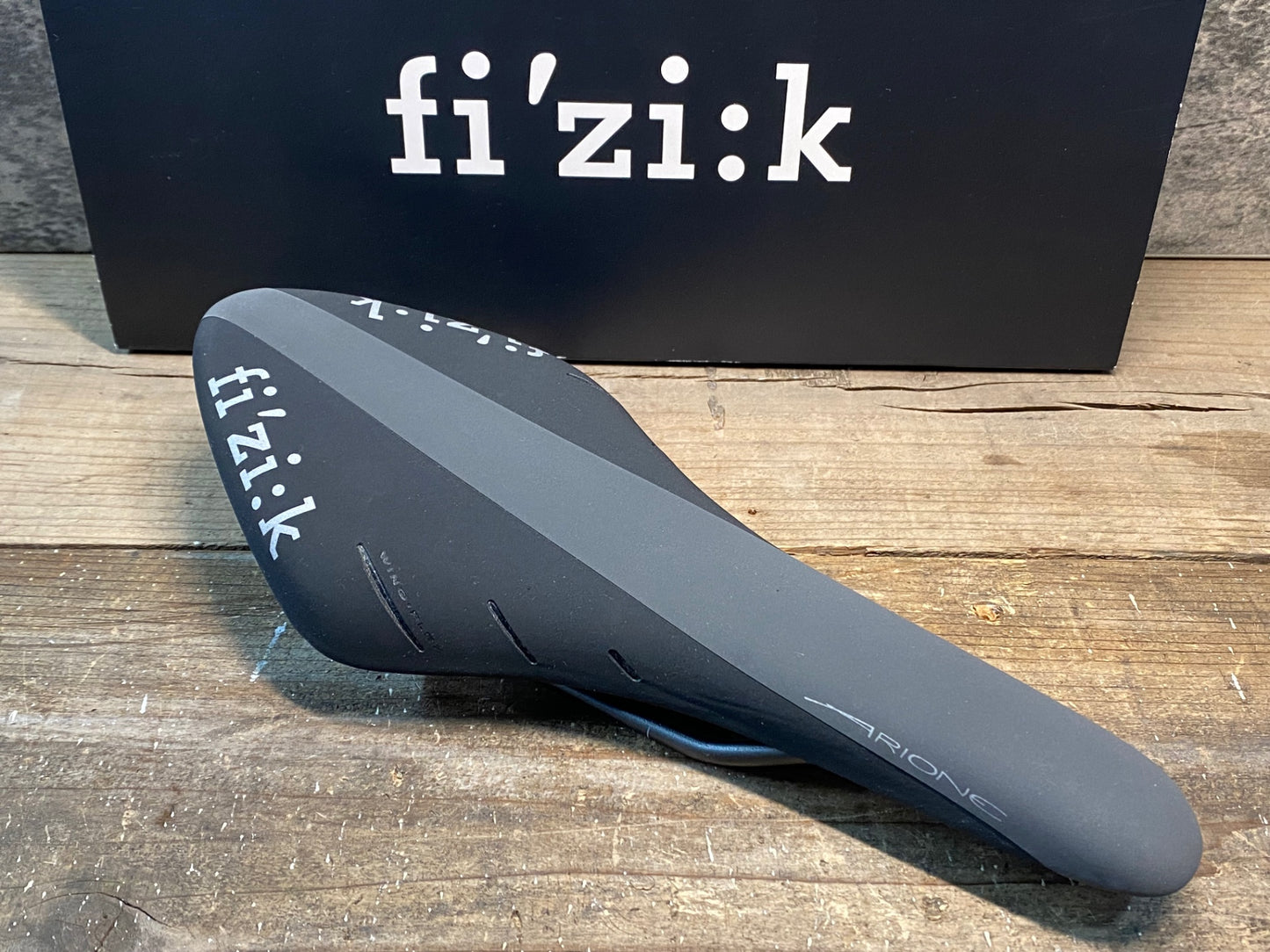 IP774 フィジーク fizik アリオネ ARIONE R3 サドル 黒 kium レール 126mm