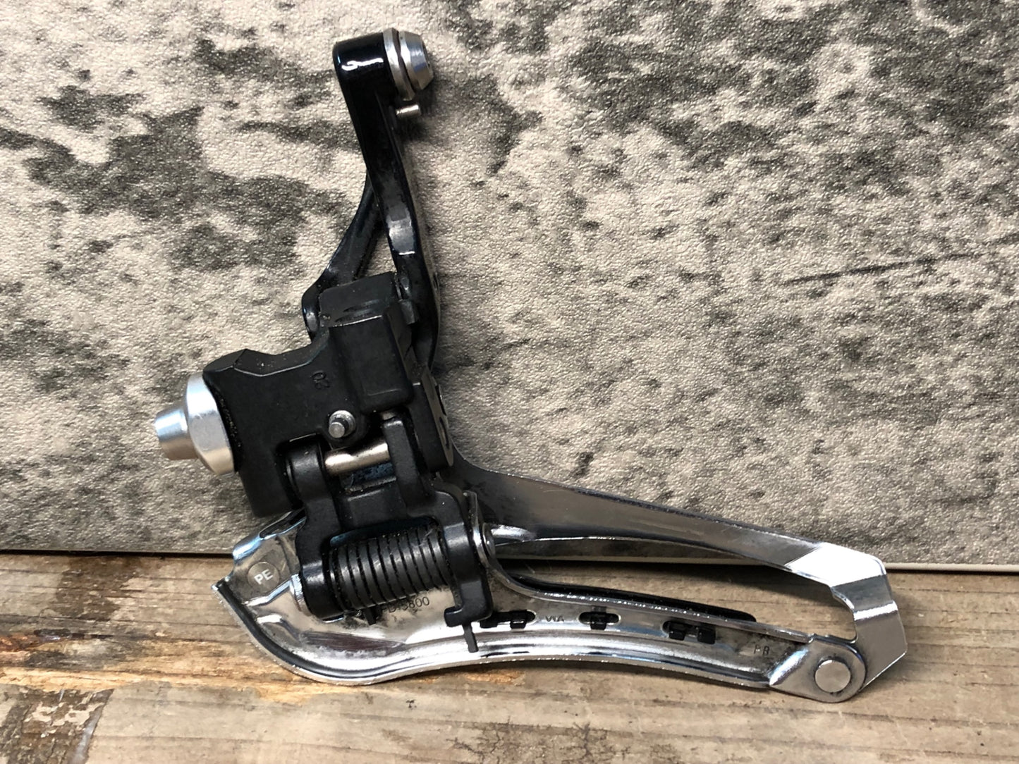IT629 シマノ SHIMANO 105 FD-5800 フロントディレイラー 2S 直付け 黒