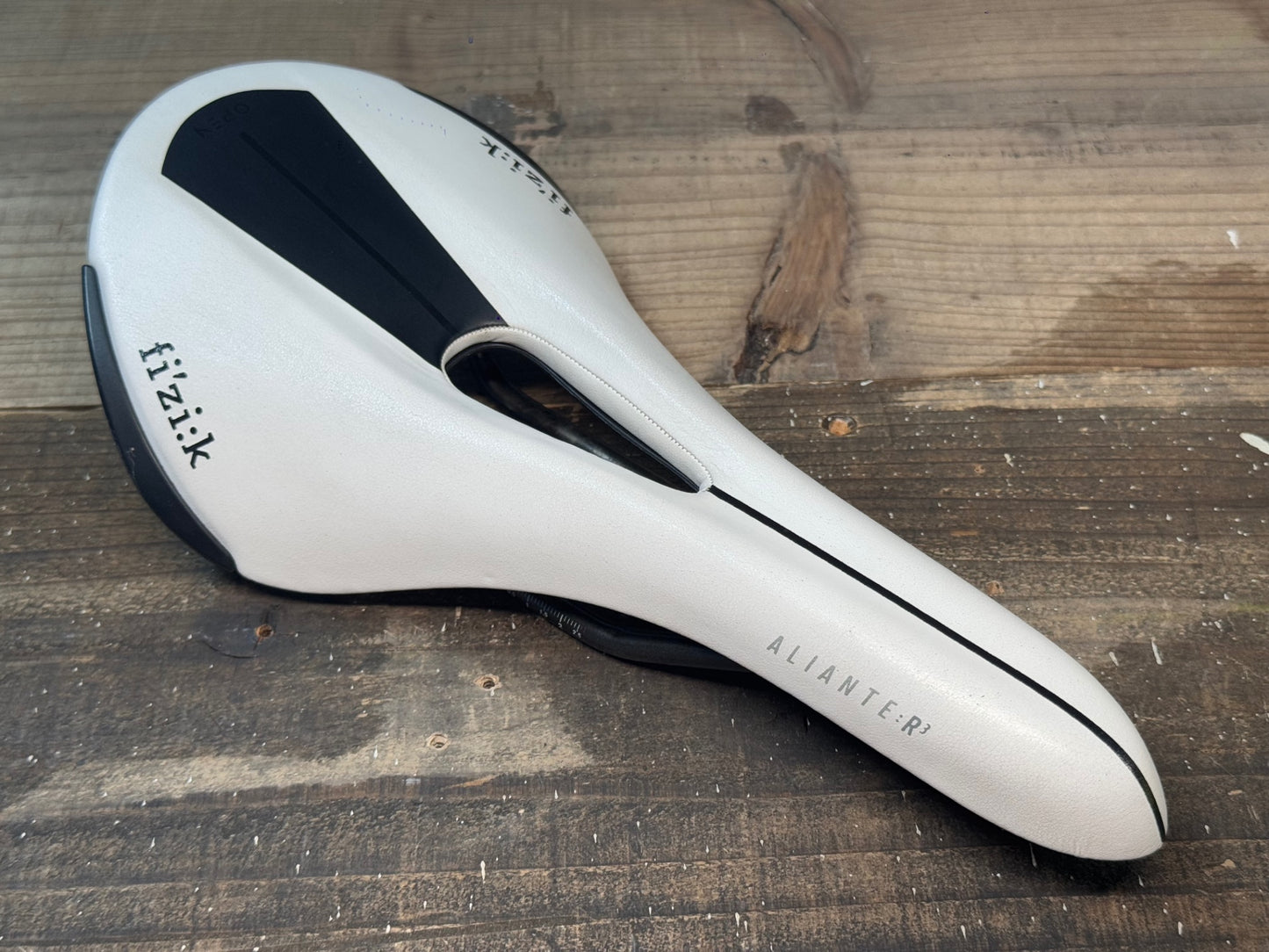 IK775 フィジーク fizik ALIANTE R3 REGULAR kiumレール サドル 白