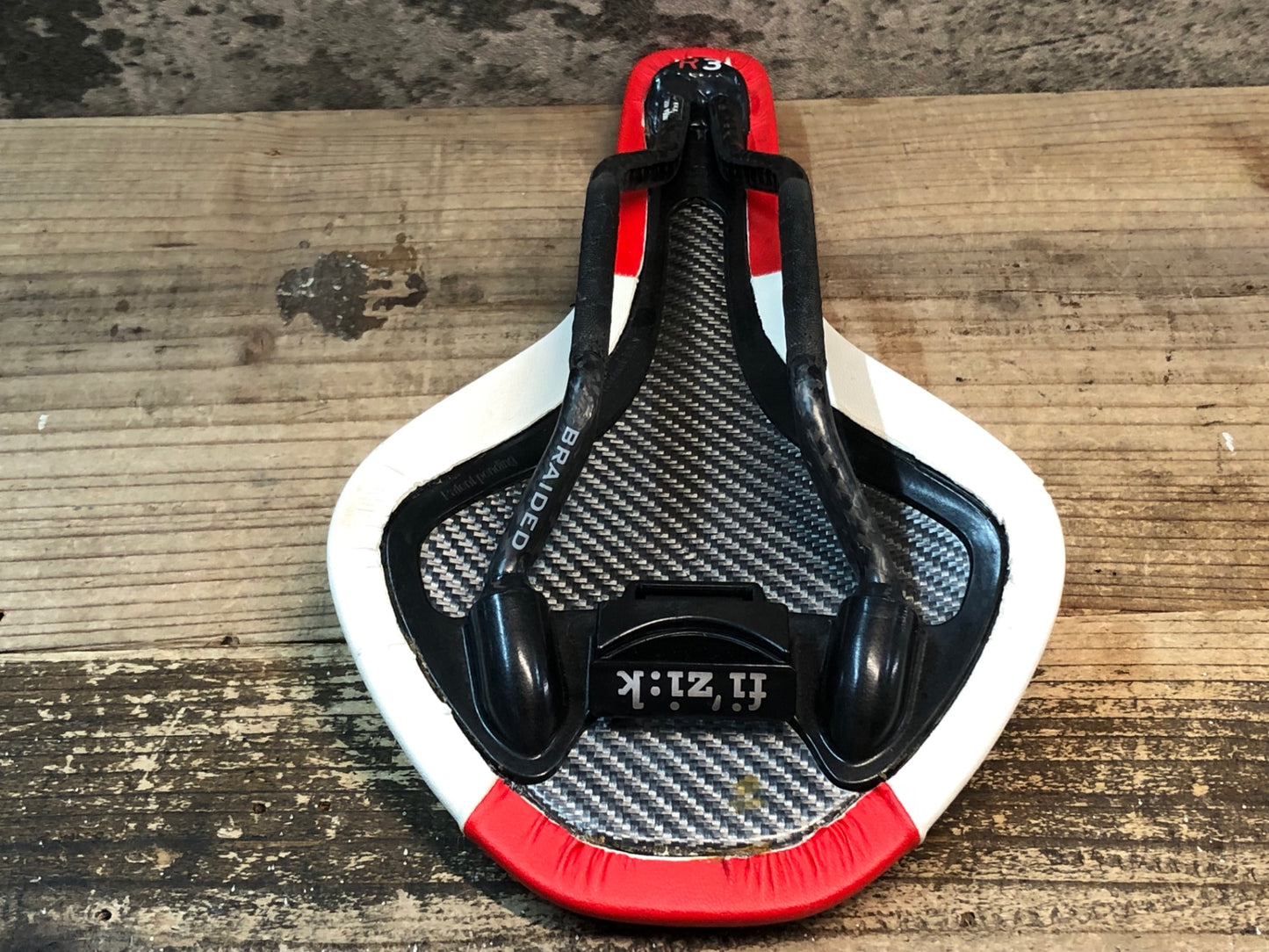 IZ628 フィジーク fizik アンタレス ANTARES R3 サドル BRAIDEDカーボンレール 白赤 実測140mm