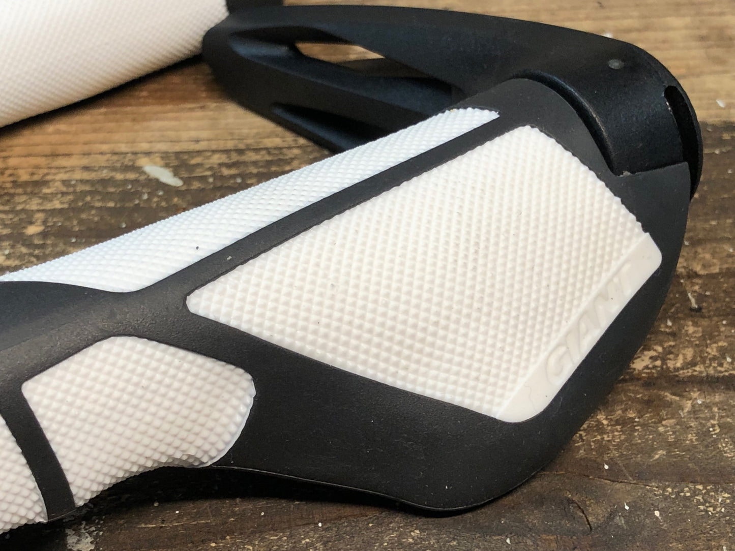 IW069 ジャイアント GIANT ERGO MAX PLUS LOCK-ON GRIP 白